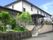 緑豊かな施設入口
