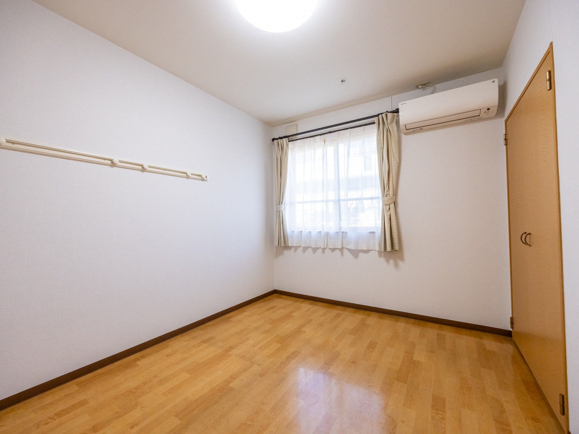 明るい個室の一角