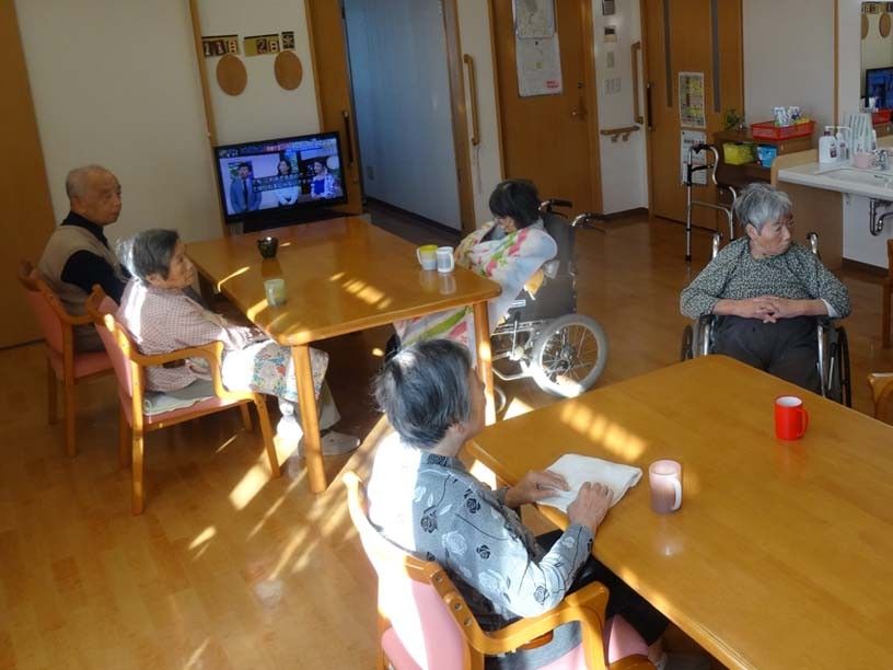 共有スペースで過ごす人々
