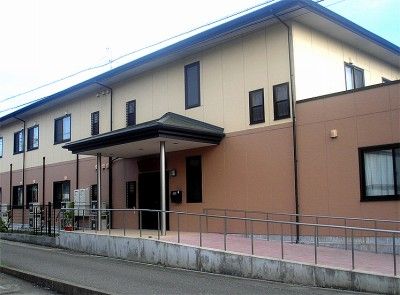 ゆったりとした入口の建物