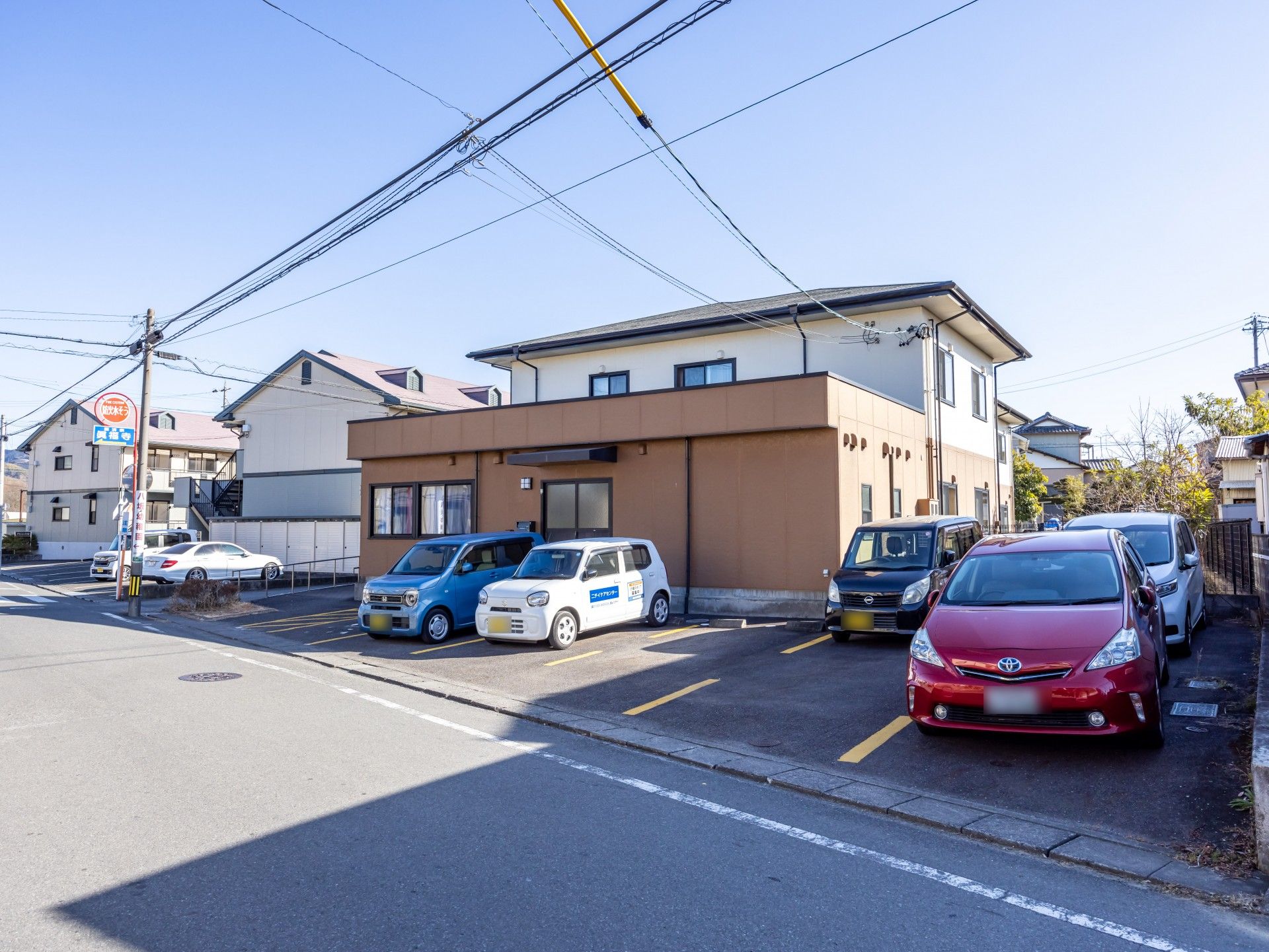 駐車場のある建物外観