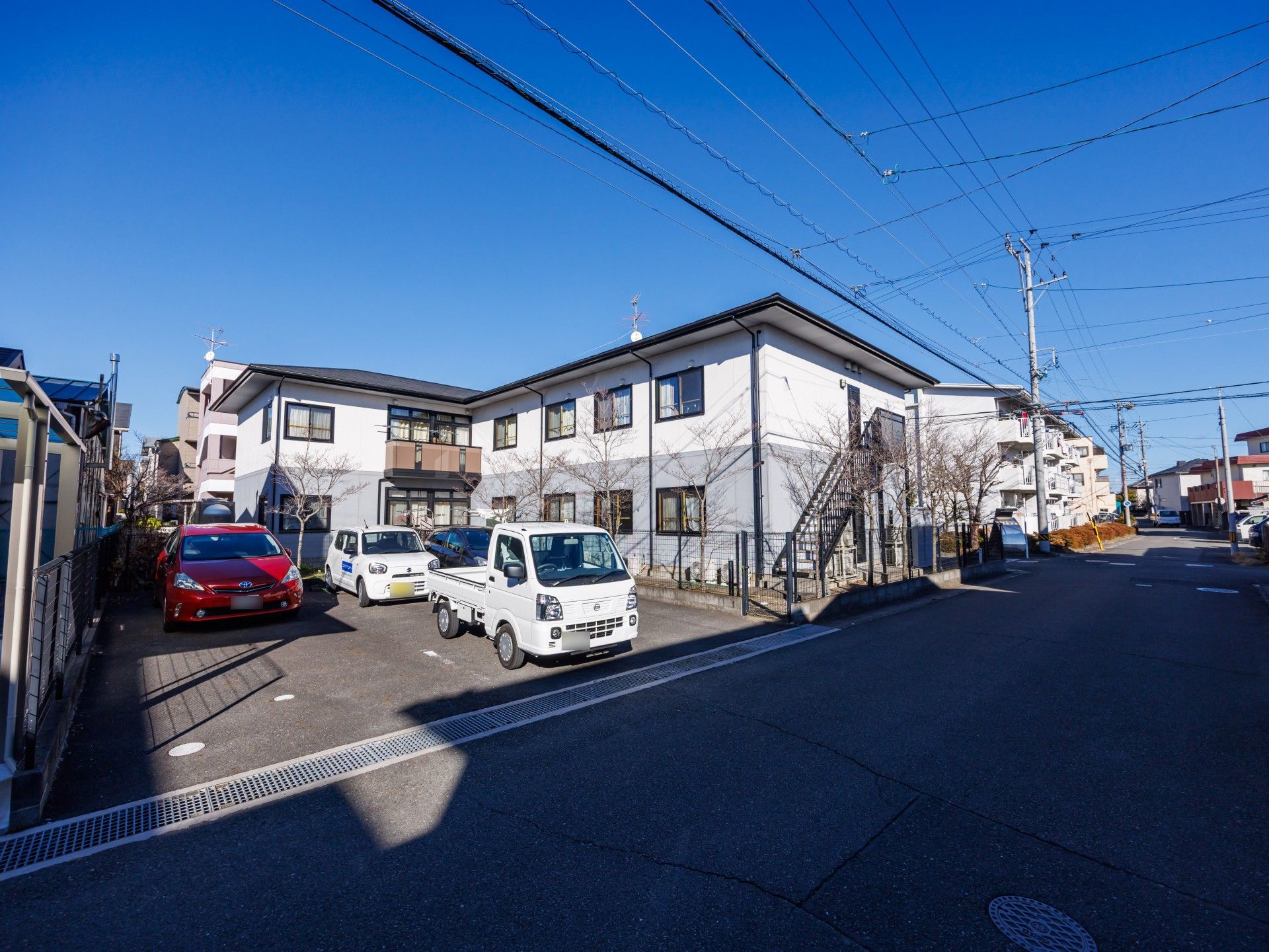 駐車場のある建物外観