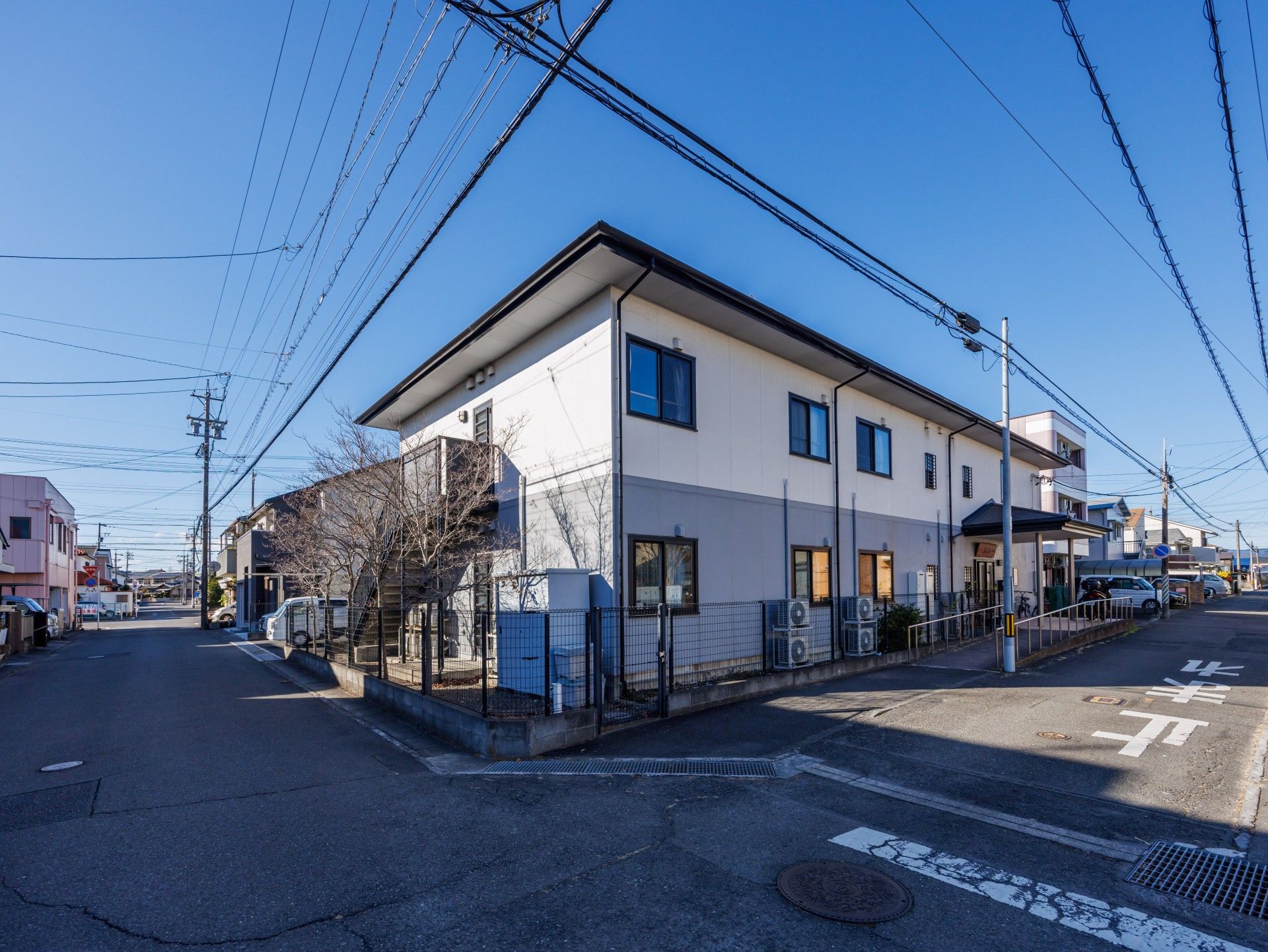静かな住宅街の建物外観
