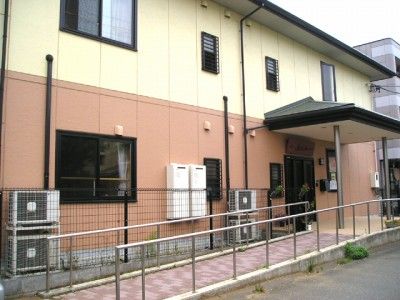 明るい外観の建物入口