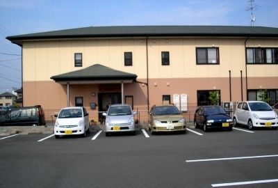 明るい外観の建物正面