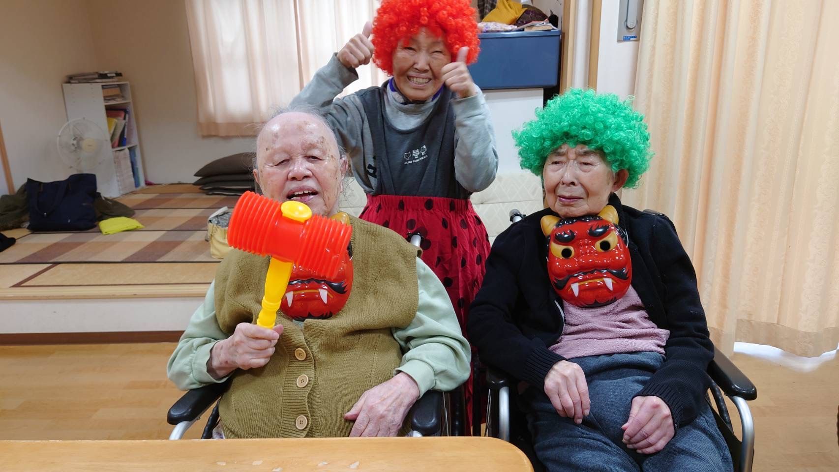 楽しいひとときを過ごす高齢者