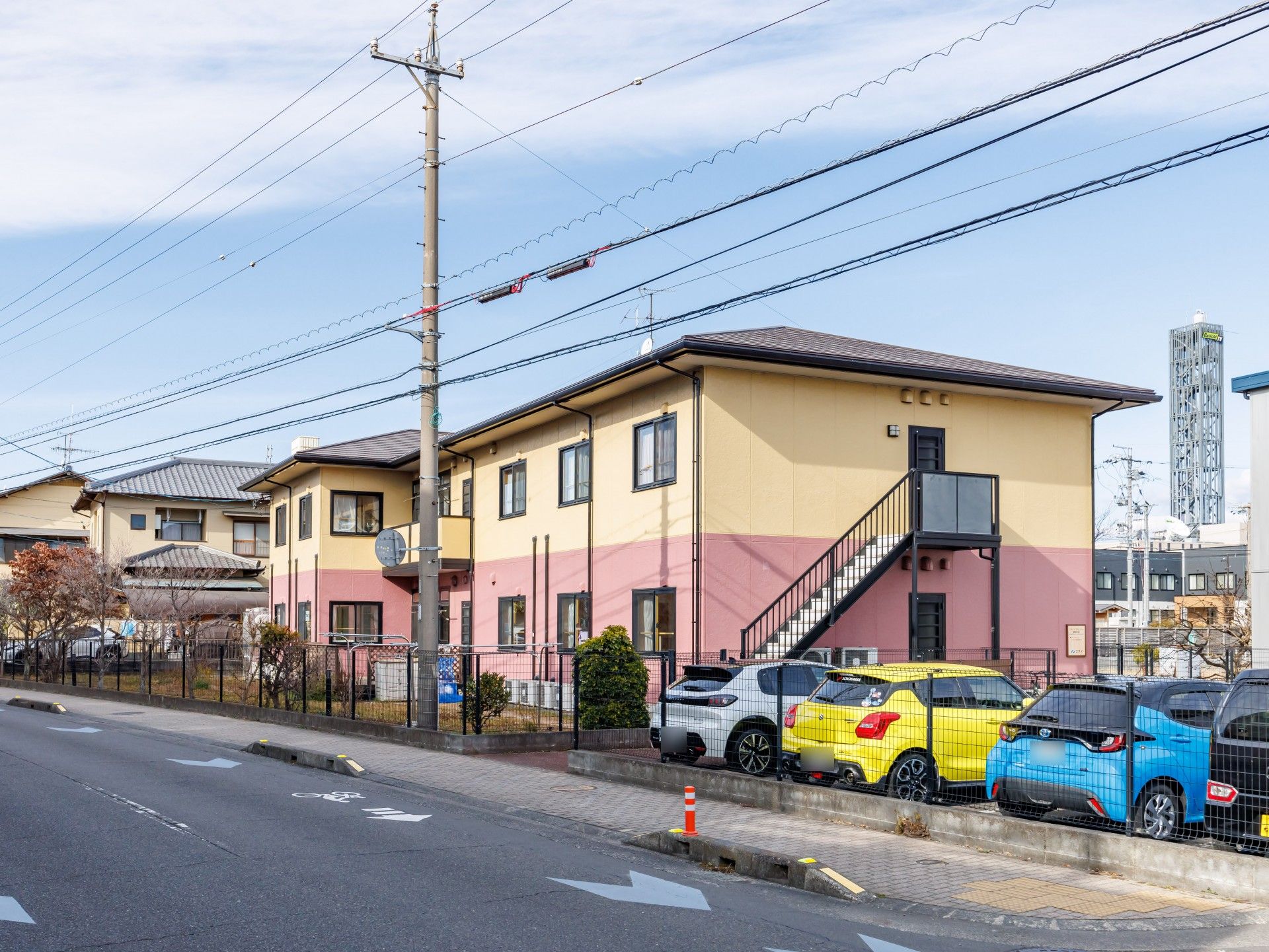 カラフルな外観の建物