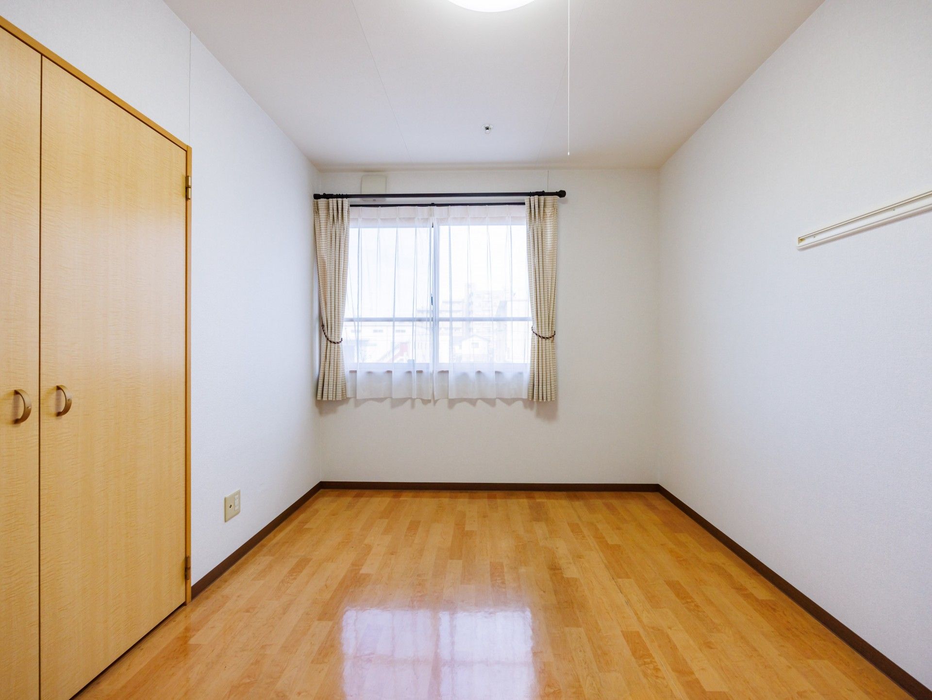 窓のある明るい部屋