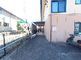 広い通路と建物の外観