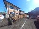 駐車場と建物の外観