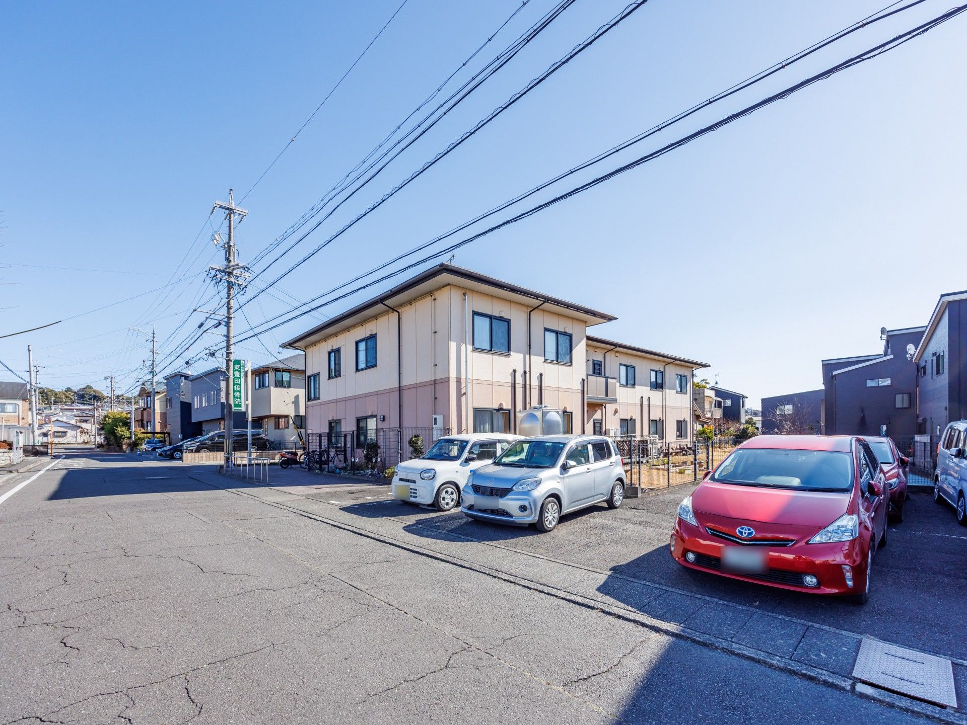 駐車場のある建物外観