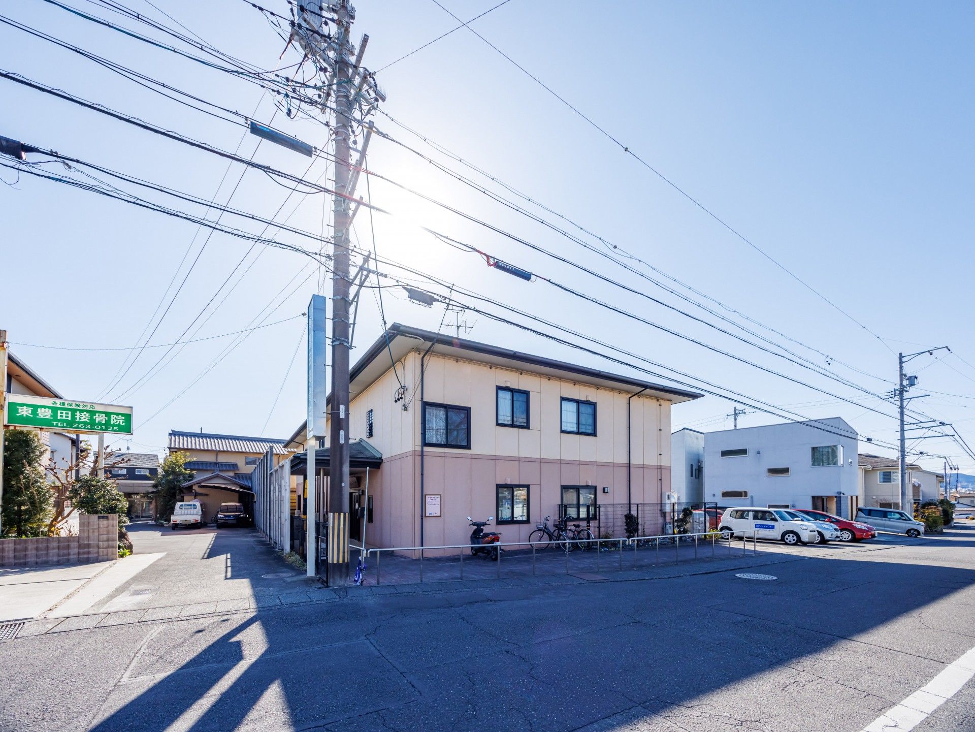 静かな住宅街の建物外観