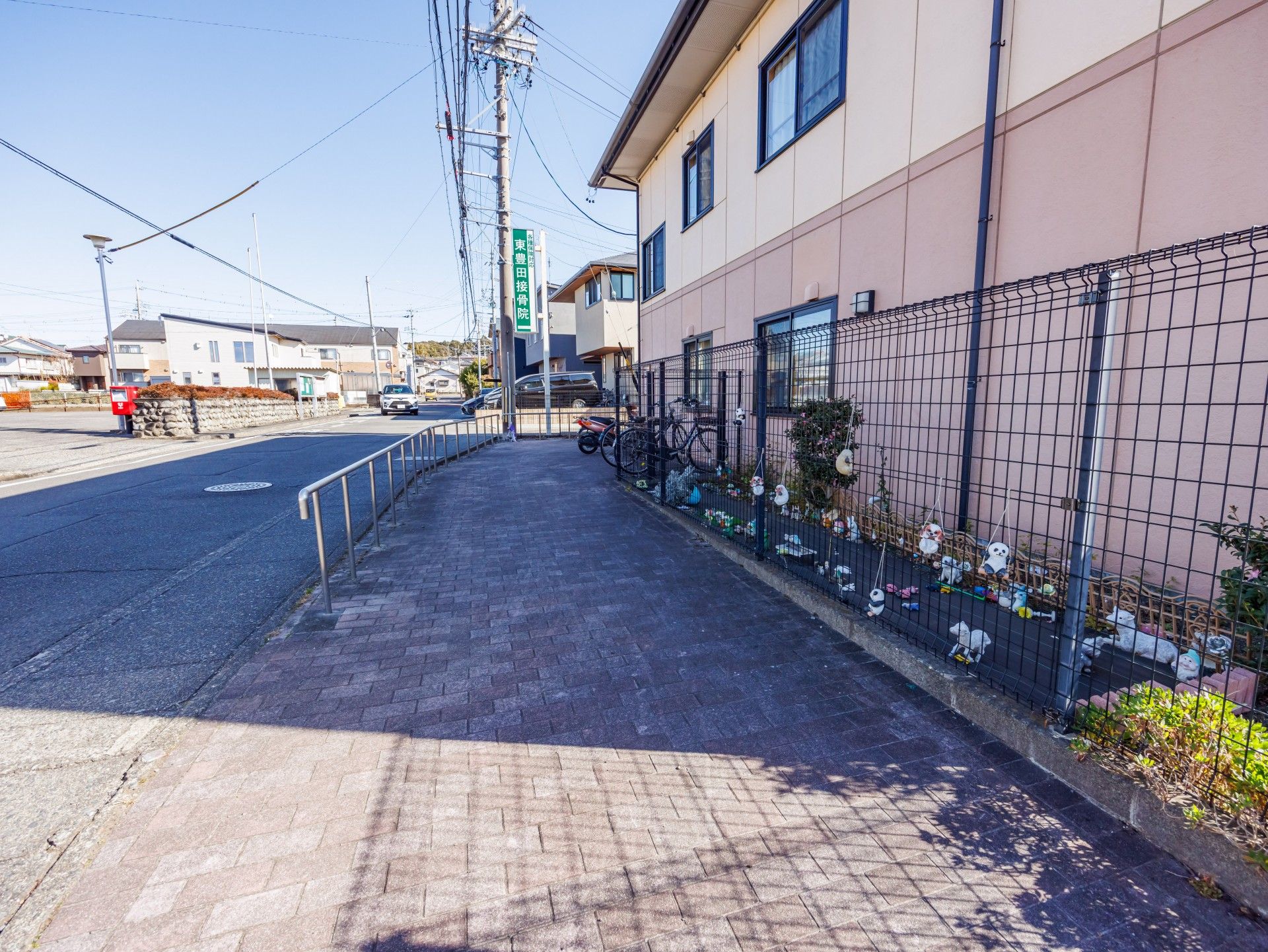 建物横の歩道