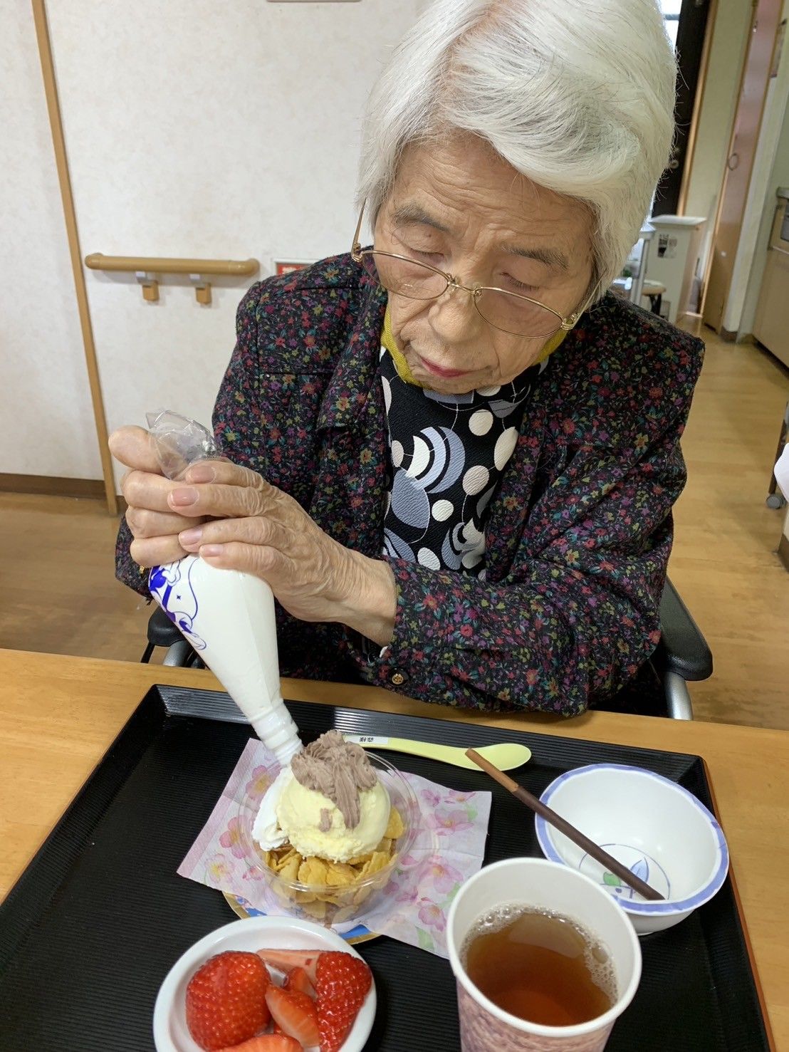 おやつの時間を楽しむ高齢者
