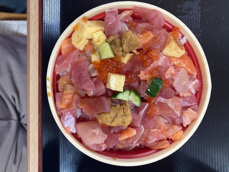 彩り豊かな海鮮丼
