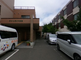介護施設の外観と駐車場