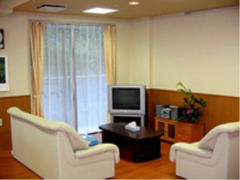 リビングにはソファやテレビが設置されている。入居者様同士、食後や休憩時に利用できる憩いの場となっている。