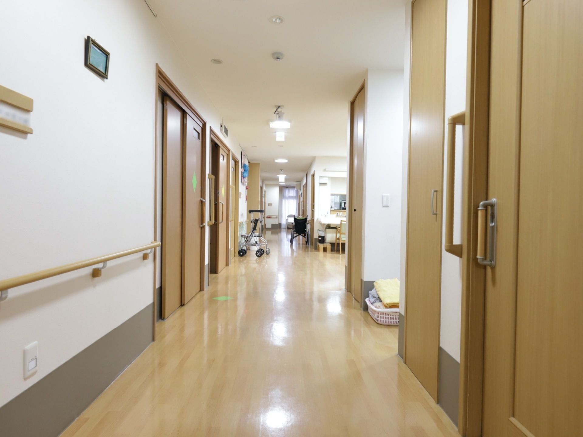 幅が広く、明るい廊下が設置されている。壁に手すりが取り付けられており、歩行の際につかまることができる。