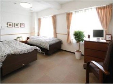 ご夫婦でお使いいただける、ゆったりとした広いスペースのある居室をご用意しており、ご自宅のようにくつろいでお過ごしいただける。