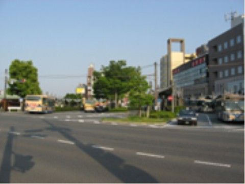 最寄りの駅から当施設までは徒歩で約８分であり、駅周辺には商業施設も多い。入居者様のお買い物や銀行の用事に便利な環境である。