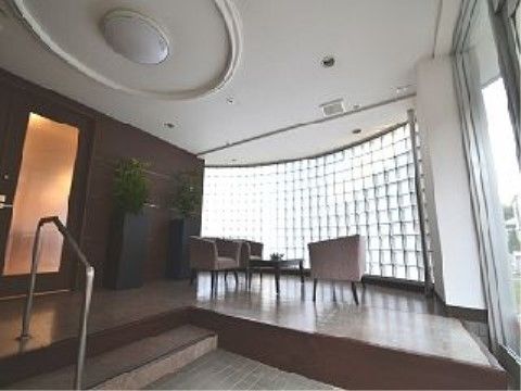 壁全体から陽光が入る快適なエントランスホールでは、入居者様がくつろぎの場として、またご家族とのご歓談の場としてもご利用いただける。
