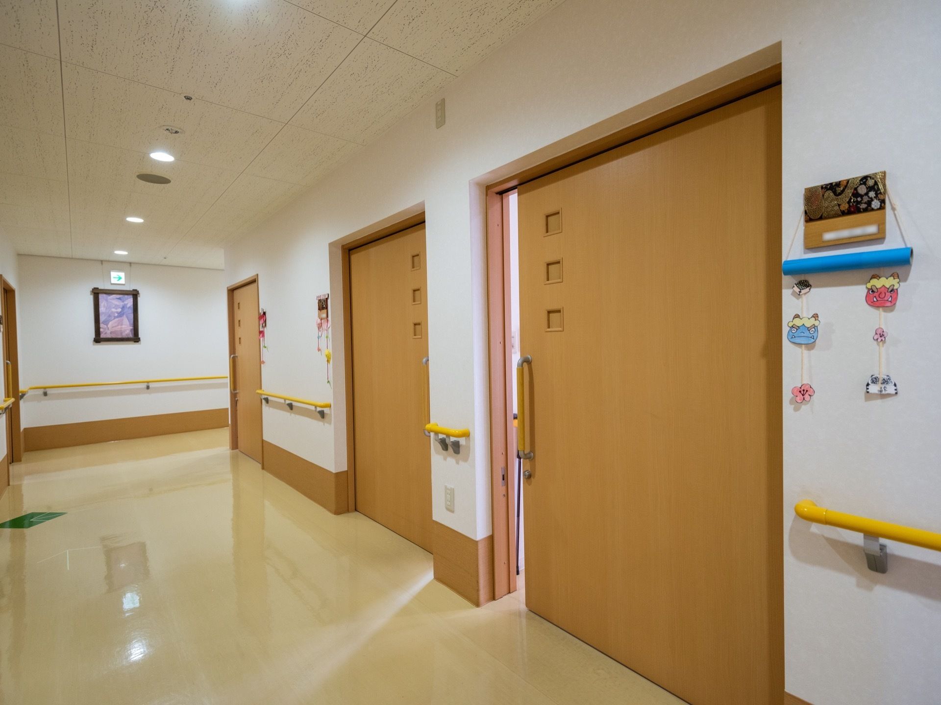 各個室に繋がる通路である。通路幅は広々としており、部屋の扉は開口部が広く開くスライドドアになっている。