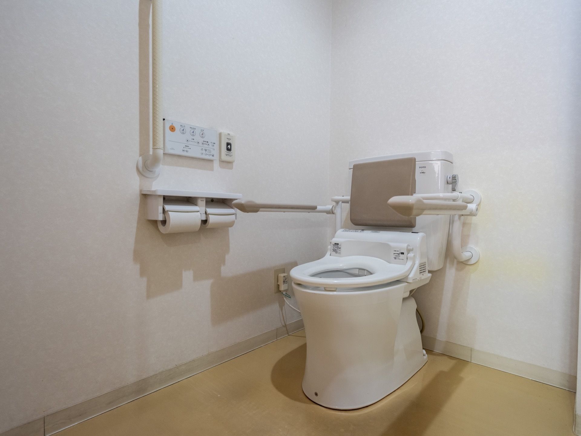 洋式のトイレである。背もたれ付きになっており、アームレストが取り付けられている。呼び出しボタンが備わっている。