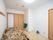 個室の部屋である。ベッドが設置されており、寝具が用意されている。体調管理のため、加湿器が置かれ、扉は引き戸である。