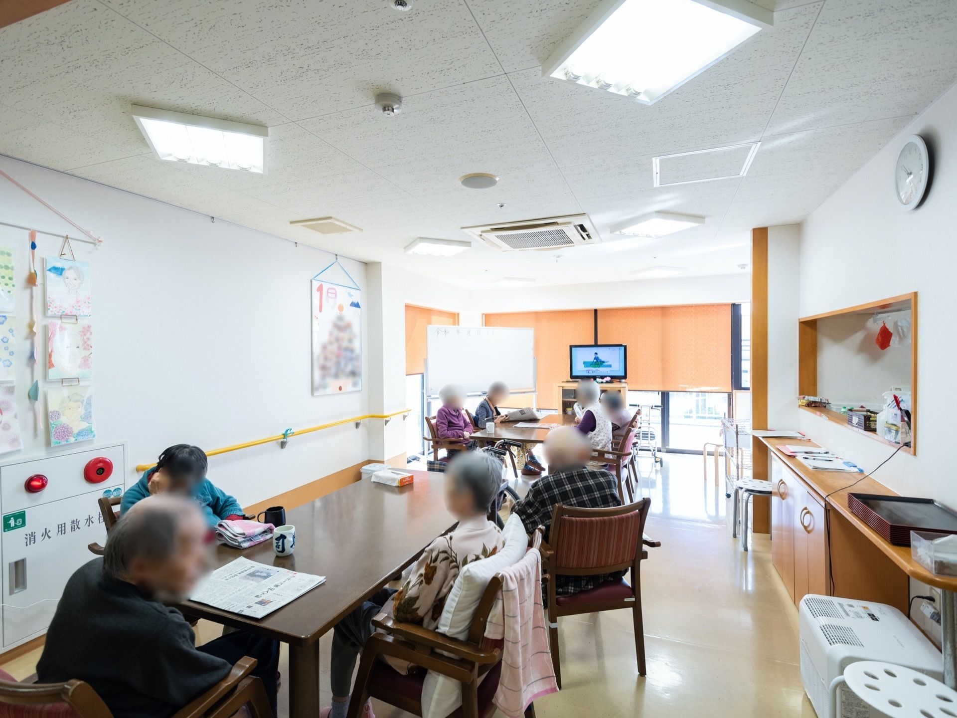 キッチンが併設された食堂である。入居者様が集まり、テレビ鑑賞をしたり新聞を読んだりと思い思いに過ごしている。