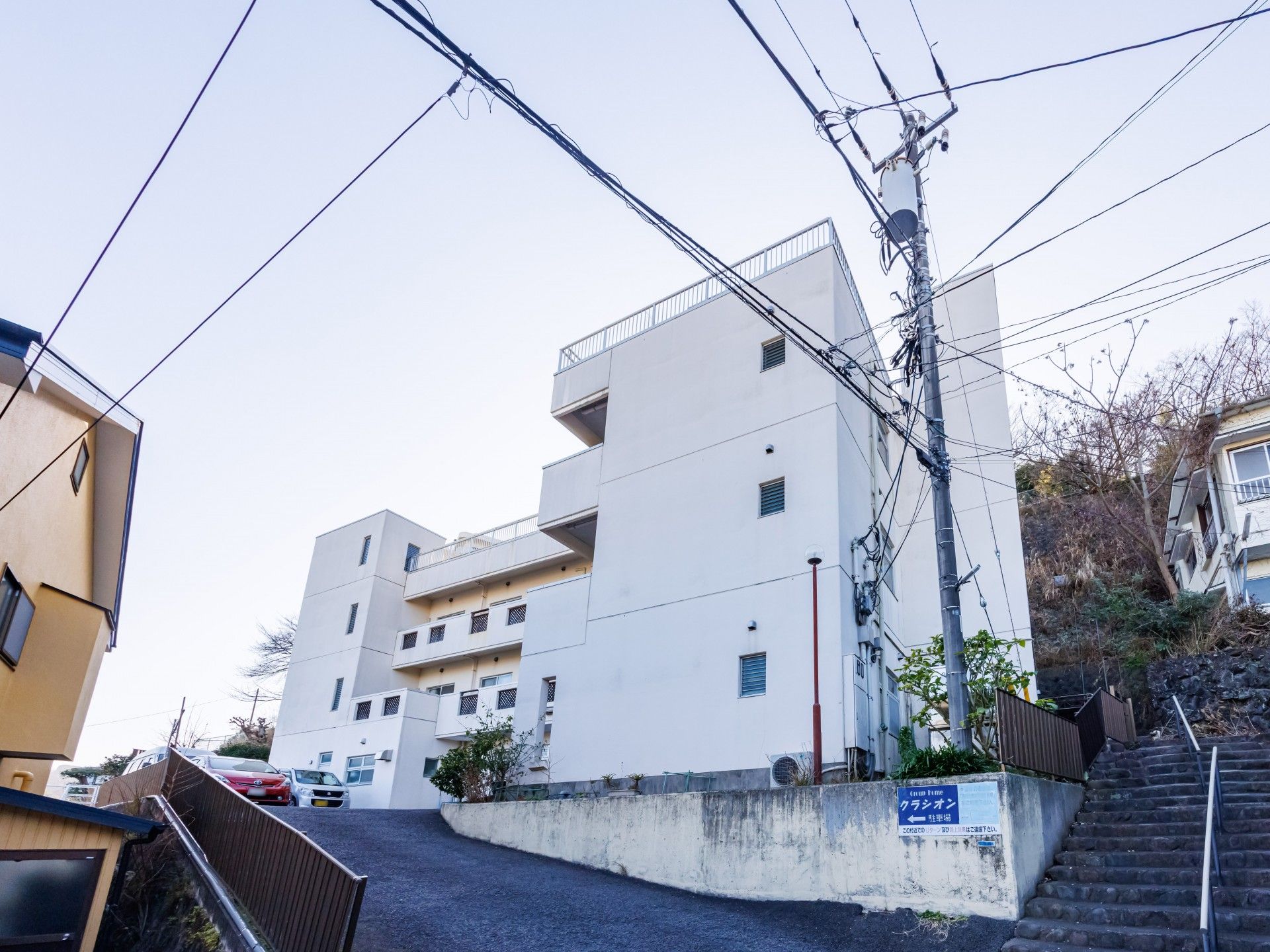 白い建物の外観