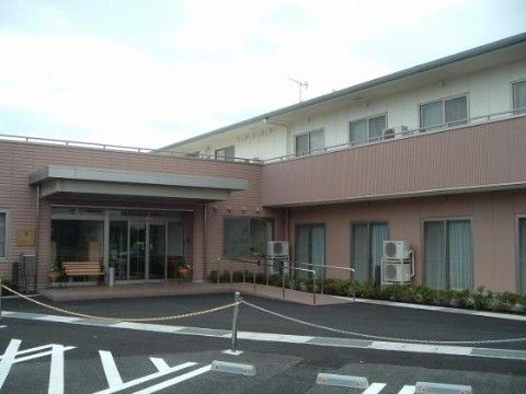 ピンク色の外壁の建物エントランス