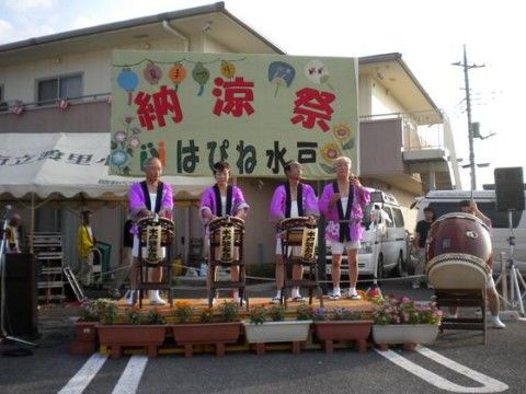 屋外で太鼓パフォーマンスを楽しむ様子