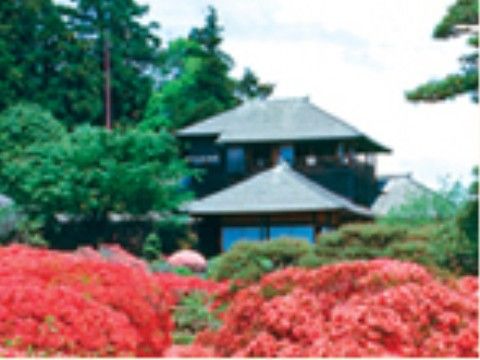 施設の近くには広大な面積を占める日本庭園がある。さまざまな花や木を鑑賞したり、園内を歩いたりすることでよいリハビリになる。