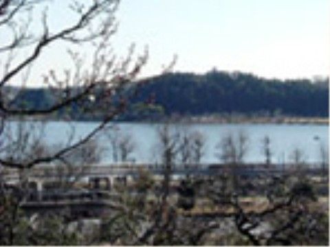 豊かな自然の中にある、周囲約３キロメートルの湖。四季ごとの変化を目で楽しみながら、散歩を楽しむことができる。