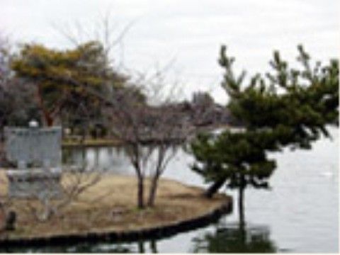 湖を中心とした広大な公園がある。森林浴やジョギングを楽しむことができる。湖のほとりに石碑が立っているのが見られる。