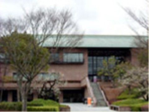 美術館の外観は、外壁が石造りの茶系で屋根が青緑系の渋い色合いである。重厚感のある建物で、正面には階段がついている。