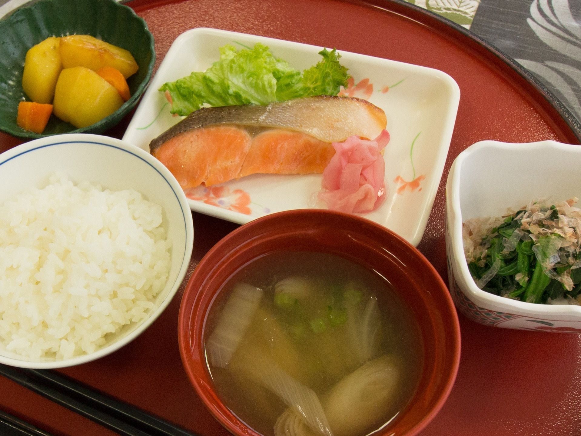 赤色の和風盆に、彩りよく料理が用意されている。この日の食事はお魚をメインとした、栄養たっぷりの和食である。