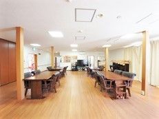 ダイニングテーブルが並んだ食堂は、落ち着いた雰囲気。奥には大きなテレビもある。