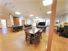4人掛けのダイニングテーブルが置かれた食堂を中心に共有設備が配置されている。