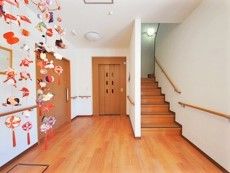 手すりが全域につけられた館内。階段のすぐそばにエレベーターがある。