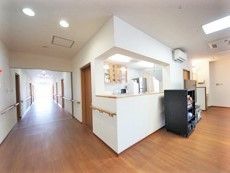 厨房の左側には居室に続く廊下がまっすぐつながっている。