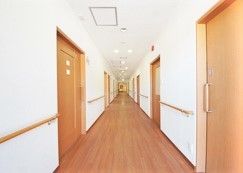 両サイドに居室が配置された廊下は木目調と白の色合いがナチュラルな雰囲気。