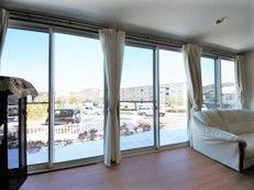 大きな窓が付いたリビングダイニングからは外の景色がよく見える。