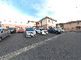 広い駐車場のある建物外観