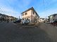 静かな住宅街の建物外観