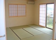 車椅子に乗った高齢の男女を介助するヘルパー