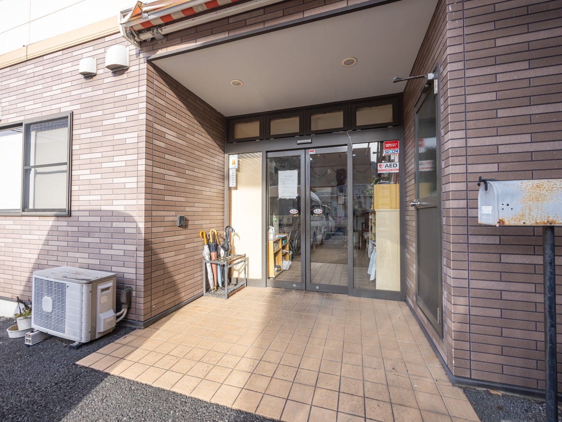 広い玄関の出入口