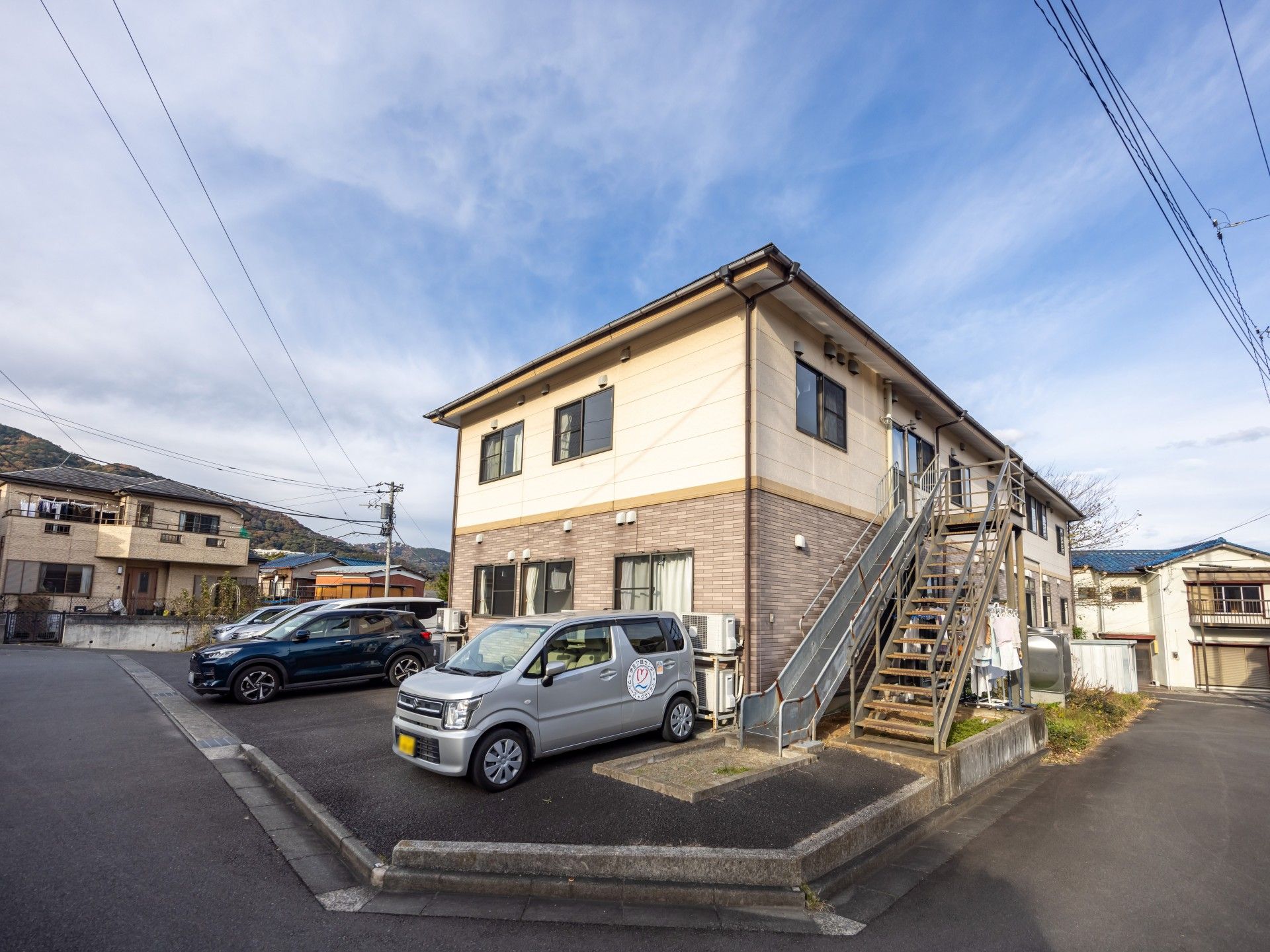 駐車場と建物の外観