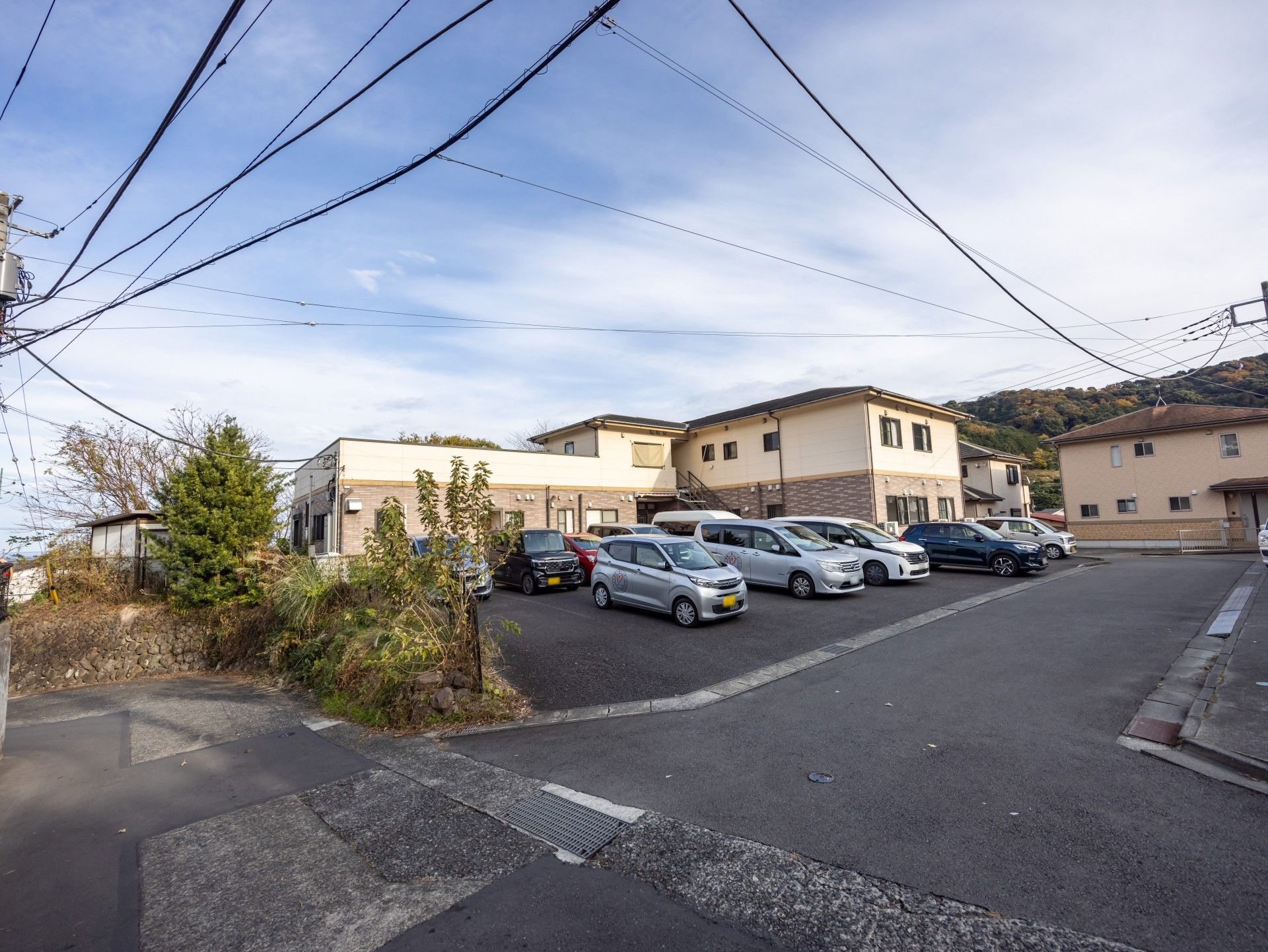 駐車場のある建物外観