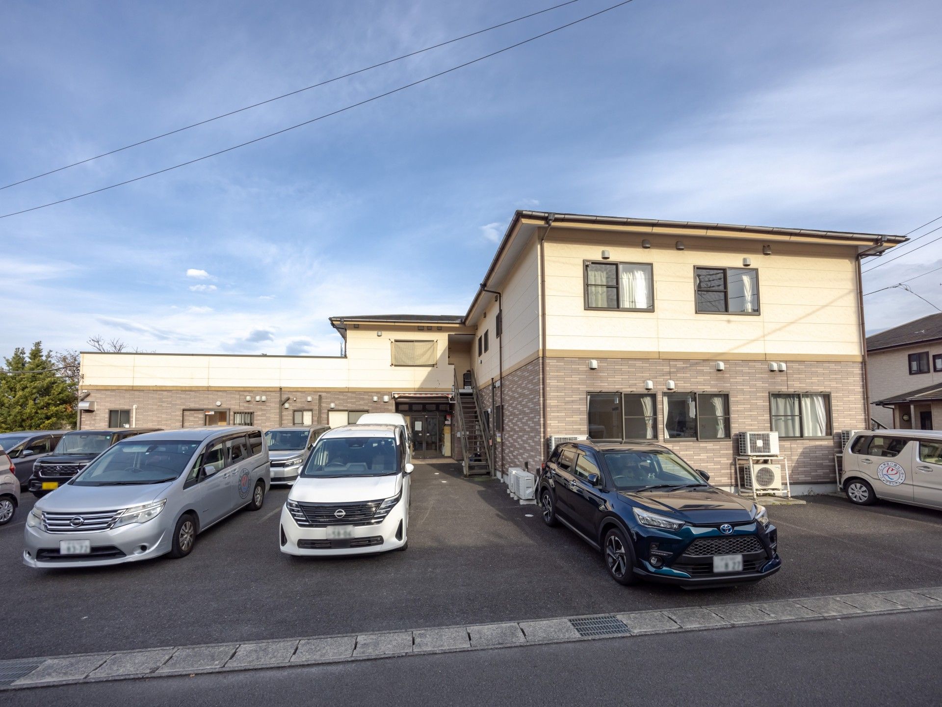 駐車場のある建物外観